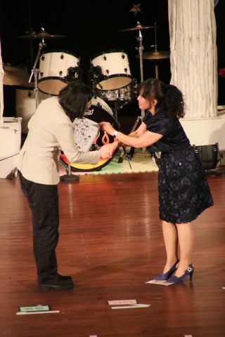 卒業アルバムの復刻版の贈呈の様子