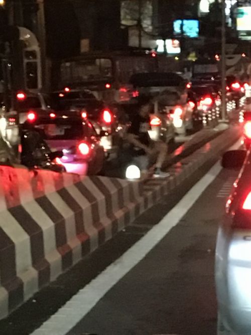 あれ？誰かがガードレールをまたいでいます