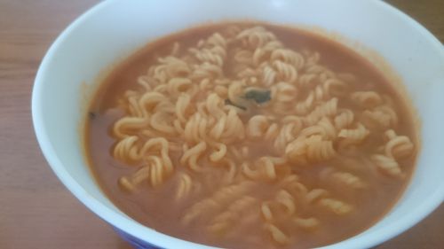 かやくにワカメが入っていて、スープも赤というよりオレンジ