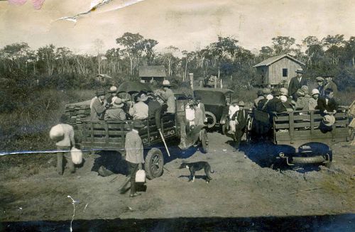 トラックに乗って農場へ向かう日本移民（写真提供・ブラジル日本文化福祉協会）
