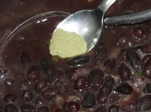 豆の煮込み料理のスパイスにローリエの粉を使うとプロフェッショナルな味に