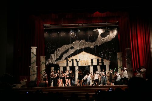 ジャズダンス（左）とストリートダンス（右）のバトル