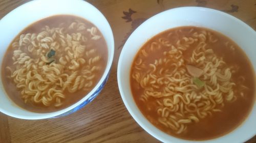 色比較のため２位の安城湯麺とともに。右が辛ラーメン、写真は8月28日と同一のものです。