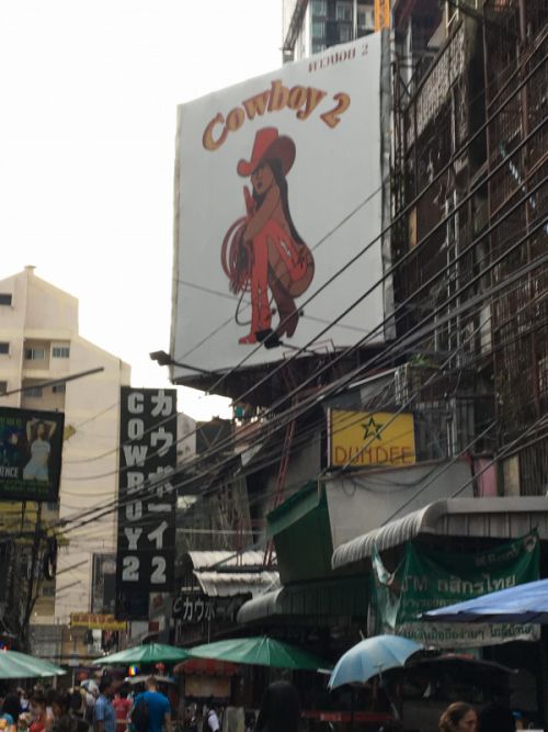 ソイ・カウボーイの看板　セクシーモンスターの正体は！？