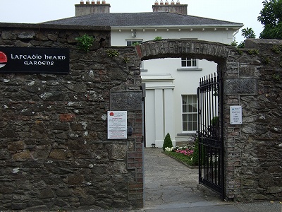 小泉八雲日本庭園はトラモアの閑静な地区にあります。