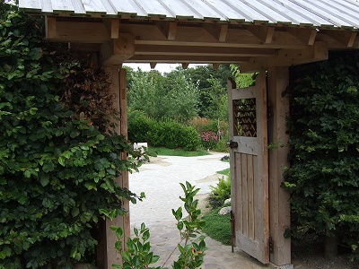 門を入ると、アイルランドにいたのに突然日本に……？