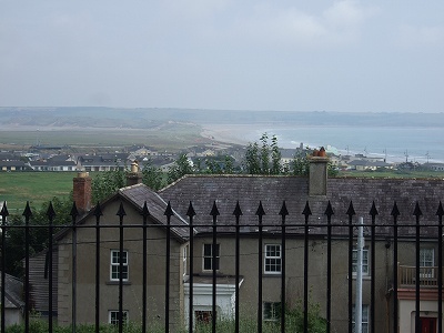庭からは、トラモアの海とビーチが見えます。「トラモア（Tramore)」はアイルランド語で“大海岸”の意。