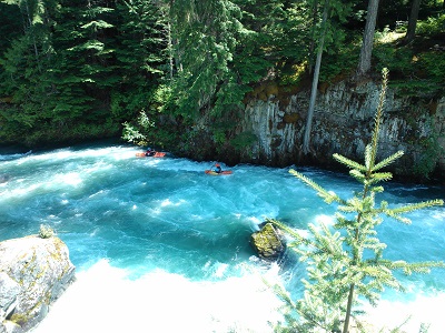 氷河からの雪解け水で透明度の高い川でのカヤックなど、ウォータースポーツも