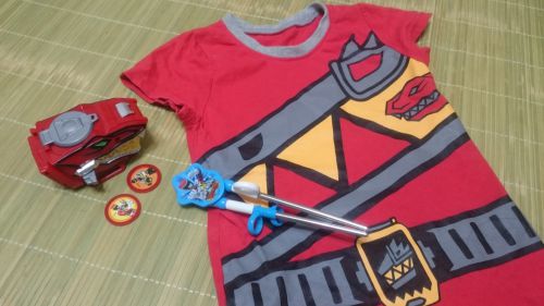 おさがりでもらったTシャツ(二日に一度はこれを着ます)、薬局で購入したオモチャと箸