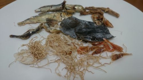 とある市販の出汁パック中身…煮干し・干しタラ・干しエビ・昆布などに加え長ネギの根が見えます
