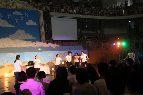 途中、パフォーマンスもあり