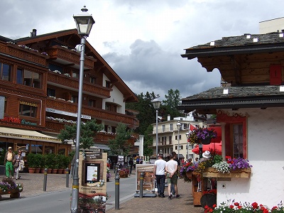 クラン（Crans)の大通り。多くの店やレストランがあり、わくわくします♪