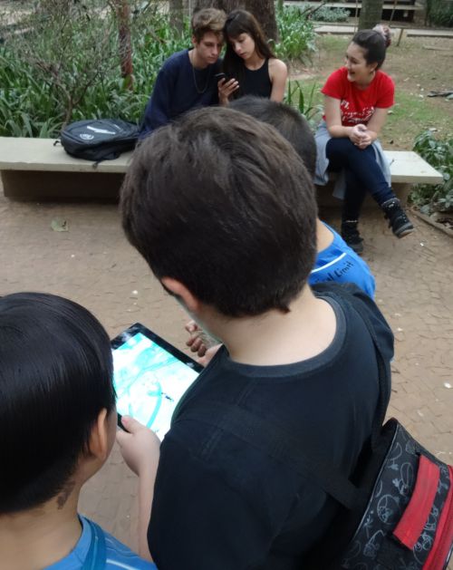 サンパウロ市内の公園でポケモンGOをする子どもや若者たち