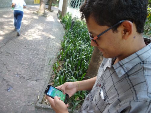 サンパウロ市内の公園でポケモンGOをする若者