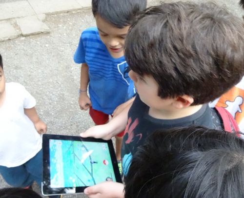 サンパウロ市内の公園でポケモンGOをする子どもたち