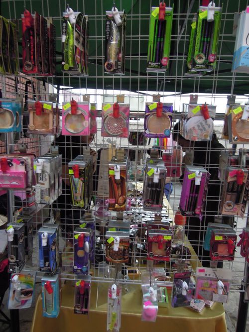 セーラームーンやアニメが色々と売られる中、特に化粧品は人気の商品なんだとか。