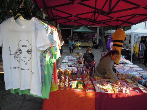 中国語で書かれたポッキーやコアラのマーチ、かっぱえびせんなどが販売されていました