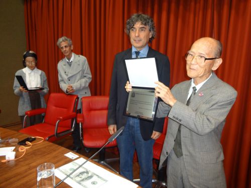 サンパウロ州議会より授賞される菊池富美雄さんとカルロス・ジアンナッチ州議会議員