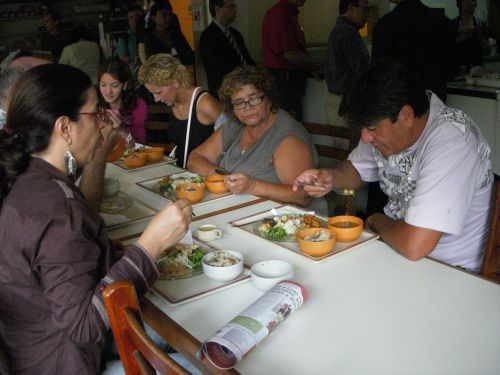 サンパウロの玄米食レストラン『サトリ』で食事をする人々