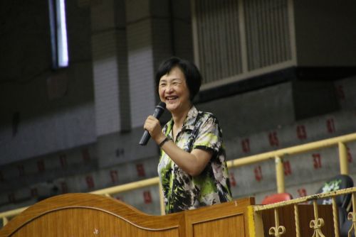 始業式のあいさつを行う楊世瑞(ヤン・シールイ)校長