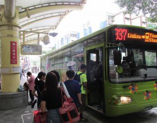 MRT圓山（ユエンシャン）駅前にあるバス乗り場