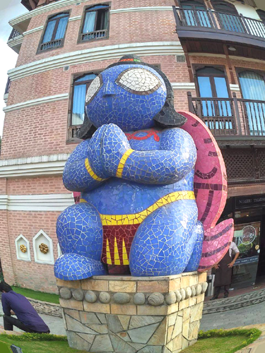 ホテル前の像はウルトラマンのようです。