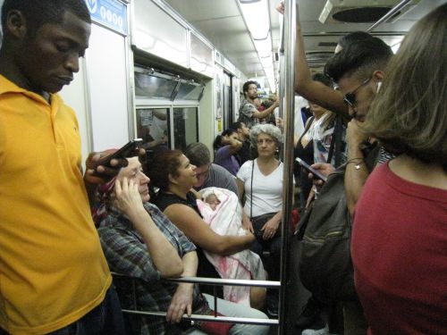 サンパウロ市の地下鉄車内で