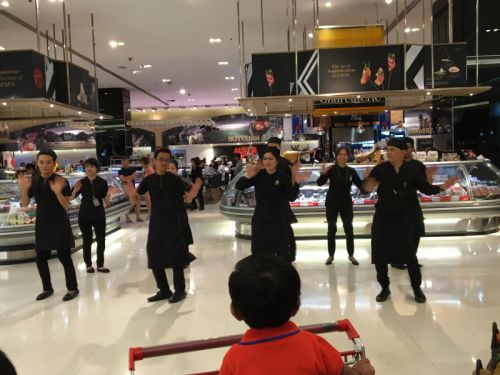 目の前に広がる光景にみな唖然