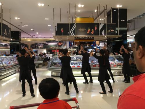 気づいたらみな見物客も笑顔になっていました