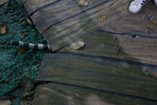 猫のしっぽがはみ出ていています