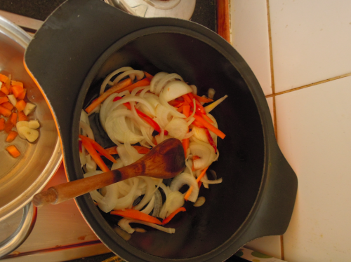 ジャガイモは型崩れをしやすいので、まずジャガイモ以外の具材を炒めます