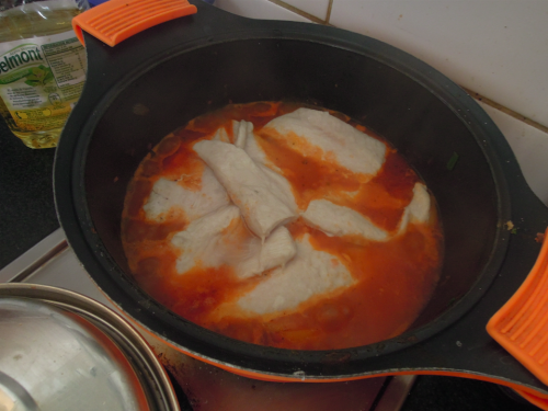 ジャガイモに火が通ったら魚を煮込みます