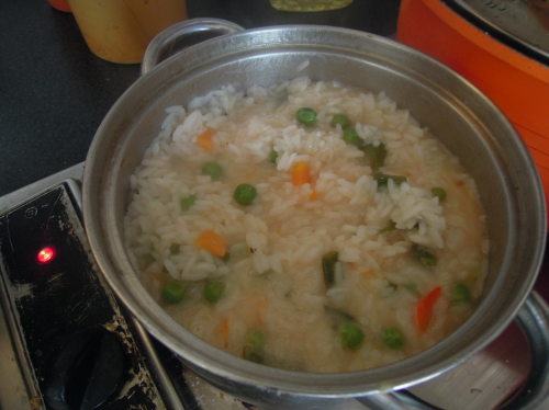 だんだん炊きあがってきたら鍋の下が焦げないように時々かき混ぜて炊き上げます