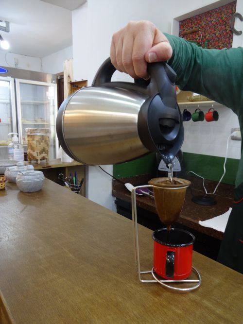 ほうろうびきコップに注ぐお一人様用布ドリップコーヒー