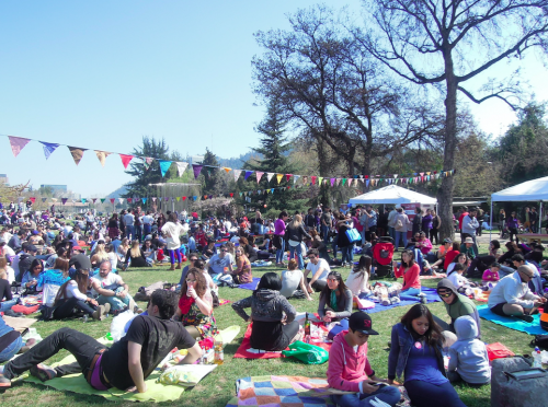 ミュージックバンドが演奏し、踊り出す人、ワインを飲む人で楽しい時間が流れていました。