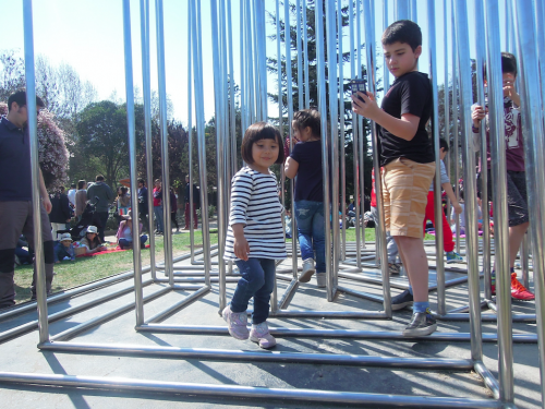 チリ人の彫刻作品が公園のいたるところにオブジェとして、また子供の遊び場として点在している場所でのイベントでした