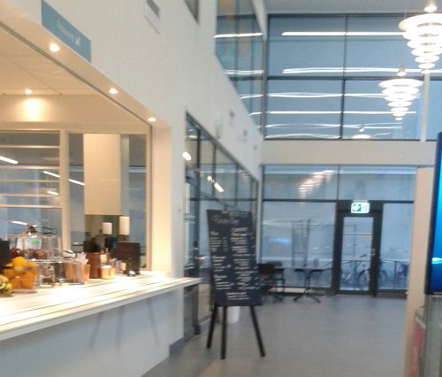 プール併設のカフェ、こちらもキャッシュレス