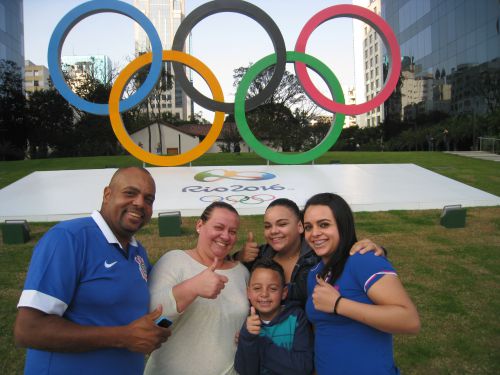リオ五輪のモニュメントの前でポーズを取るブラジル人家族
