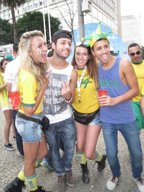 楽天的で明るいブラジルの若者（２０１４年のサッカーワールドカップで）