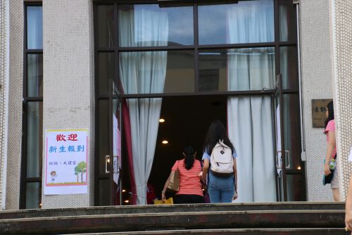 会場に入る新入生とその保護者