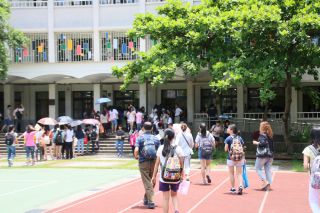 制服の採寸へ向かう新入生とその父兄たち