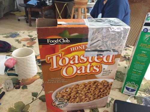 日食観察用の箱。英語ではpinhole projectorやEclipse Cereal Box Viewerという呼び方をするようです