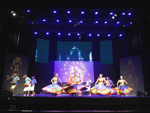 民族衣装に伝統楽器を響かせ踊ります