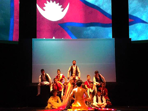 ネパールの国旗や荘厳なヒマラヤの雪山の背景