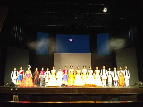 若い俳優やダンサーの演技とダンスは必見