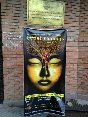 ダブルキャストで毎日休みなく上演されます