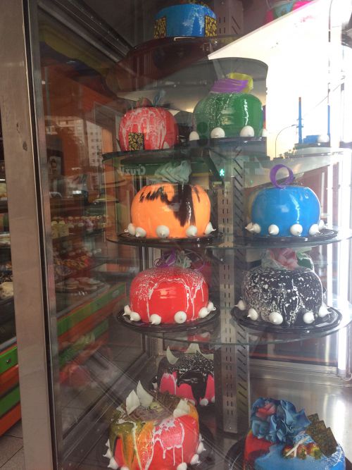 ぐるぐると回転するショーウィンドーに飾られたド派手な(大人向け？)の誕生日ケーキ