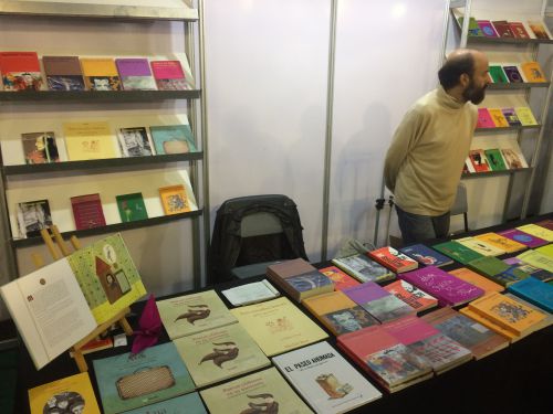 出版社のブースは子ども向けから大人向けまで多くの種類の本が並んでいます