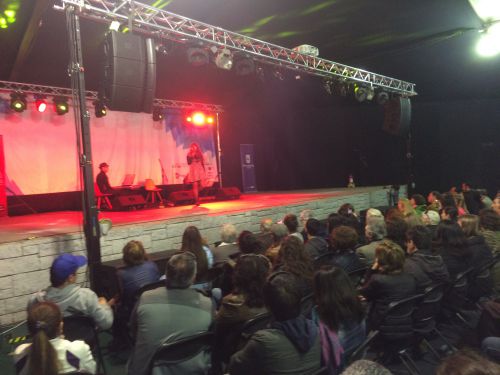 ブース奥のステージではタンゴのコンサートが行われていました