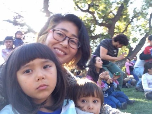 子どもたちを膝に乗せながら30分近く人形劇を見る。スペイン語がまだよく分からない娘も楽しそう！